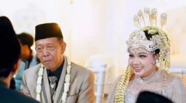 Kakek 74 tahun nikahi gadis muda di Pacitan dengan mahar cek Rp 3 miliar. Pernikahan beda generasi ini jadi viral di berbagai platform (Ist)