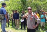 Kapolsek Mallusetasi Polres Barru, AKP Iriansyah, tampak menunjuk awak media sambil bertolak pinggang dengan gestur menantang saat peliputan di lokasi tambang galian C yang diduga ilegal, di Padangpoko, Kelurahan Mallawa, Kecamatan Mallusetasi, Kabupaten Barru, Kamis (16/10/2025).