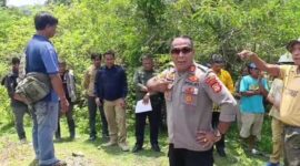 Kapolsek Mallusetasi Polres Barru, AKP Iriansyah, tampak menunjuk awak media sambil bertolak pinggang dengan gestur menantang saat peliputan di lokasi tambang galian C yang diduga ilegal, di Padangpoko, Kelurahan Mallawa, Kecamatan Mallusetasi, Kabupaten Barru, Kamis (16/10/2025).