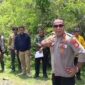 Kapolsek Mallusetasi Polres Barru, AKP Iriansyah, tampak menunjuk awak media sambil bertolak pinggang dengan gestur menantang saat peliputan di lokasi tambang galian C yang diduga ilegal, di Padangpoko, Kelurahan Mallawa, Kecamatan Mallusetasi, Kabupaten Barru, Kamis (16/10/2025).