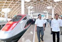 Mantan Presiden Jokowi dan Luhut Binsar Pandjaitan menjajal naik Kereta Cepat Jakarta-Bandung. (Foto KAI)