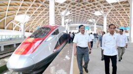 Mantan Presiden Jokowi dan Luhut Binsar Pandjaitan menjajal naik Kereta Cepat Jakarta-Bandung. (Foto KAI)