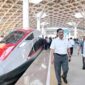 Mantan Presiden Jokowi dan Luhut Binsar Pandjaitan menjajal naik Kereta Cepat Jakarta-Bandung. (Foto KAI)