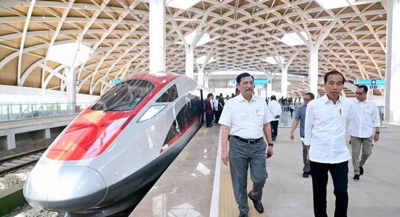 Mantan Presiden Jokowi dan Luhut Binsar Pandjaitan menjajal naik Kereta Cepat Jakarta-Bandung. (Foto KAI)