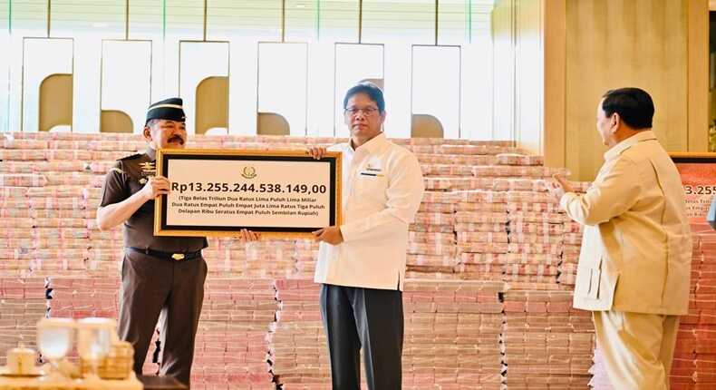 Presiden Prabowo Subianto menyaksikan secara langsung penyerahan uang pengganti kerugian negara sebesar Rp13,25 triliun dari kasus tindak pidana korupsi pemberian fasilitas ekspor CPO (Ist).