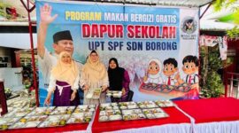 Emak-emak memperlihatkan menu Program MBG Berbasis Dapur Sekolah di SD Negeri Borong Makassar, aman dan tidak beracun. 