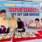 Emak-emak memperlihatkan menu Program MBG Berbasis Dapur Sekolah di SD Negeri Borong Makassar, aman dan tidak beracun. 