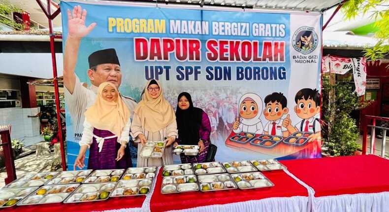 Emak-emak memperlihatkan menu Program MBG Berbasis Dapur Sekolah di SD Negeri Borong Makassar, aman dan tidak beracun. 