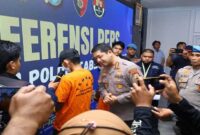 Kapolrestabes Makassar, Kombes Pol Arya Perdana, saat konferensi pers terkait kasus dugaan kekerasan seksual yang dilakukan oleh oknum guru SD Inpres Mangga Tiga. (Foto Humas Polrestabes Makassar)