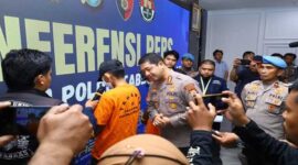 Kapolrestabes Makassar, Kombes Pol Arya Perdana, saat konferensi pers terkait kasus dugaan kekerasan seksual yang dilakukan oleh oknum guru SD Inpres Mangga Tiga. (Foto Humas Polrestabes Makassar)