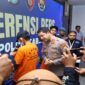 Kapolrestabes Makassar, Kombes Pol Arya Perdana, saat konferensi pers terkait kasus dugaan kekerasan seksual yang dilakukan oleh oknum guru SD Inpres Mangga Tiga. (Foto Humas Polrestabes Makassar)