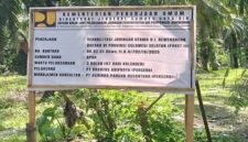 Papan informasi proyek rehabilitasi jaringan utama D.I. di Sulawesi Selatan tidak mencantumkan nilai anggaran.