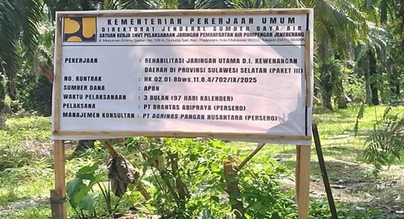 Papan informasi proyek rehabilitasi jaringan utama D.I. di Sulawesi Selatan tidak mencantumkan nilai anggaran.