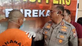 Kapolres Enrekang AKBP Hari Budiyanto saat memeriksa tersangka pembunuhan istri di Mapolres Enrekang. (Ist)