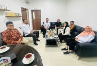 Pengurus PII Sulsel saat rapat koordinasi pembahasan penulisan buku keinsinyuran di kantor PT Agrinas Pangan Nusantara, Makassar.