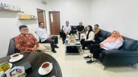 Pengurus PII Sulsel saat rapat koordinasi pembahasan penulisan buku keinsinyuran di kantor PT Agrinas Pangan Nusantara, Makassar.