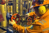 Petugas PLN UID Aceh terlihat melakukan pemeriksaan aliran pada sistem kelistrikan.