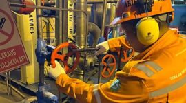 Petugas PLN UID Aceh terlihat melakukan pemeriksaan aliran pada sistem kelistrikan.