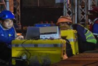 Petugas PLN UID Aceh terlihat melakukan pemeriksaan menyeluruh dan pengaturan aliran pada sistem kelistrikan.