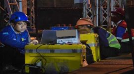 Petugas PLN UID Aceh terlihat melakukan pemeriksaan menyeluruh dan pengaturan aliran pada sistem kelistrikan.