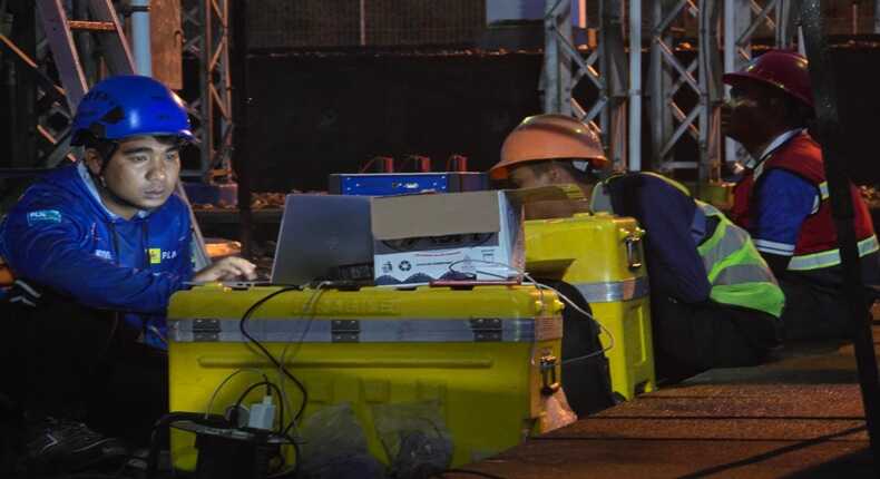 Petugas PLN UID Aceh terlihat melakukan pemeriksaan menyeluruh dan pengaturan aliran pada sistem kelistrikan.