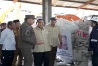 Presiden Prabowo Subianto meninjau aset barang rampasan negara yang diserahkan kepada PT Timah Tbk di Pangkal Pinang, Bangka Belitung.