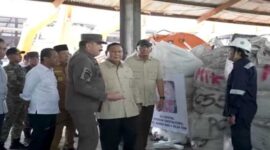 Presiden Prabowo Subianto meninjau aset barang rampasan negara yang diserahkan kepada PT Timah Tbk di Pangkal Pinang, Bangka Belitung.