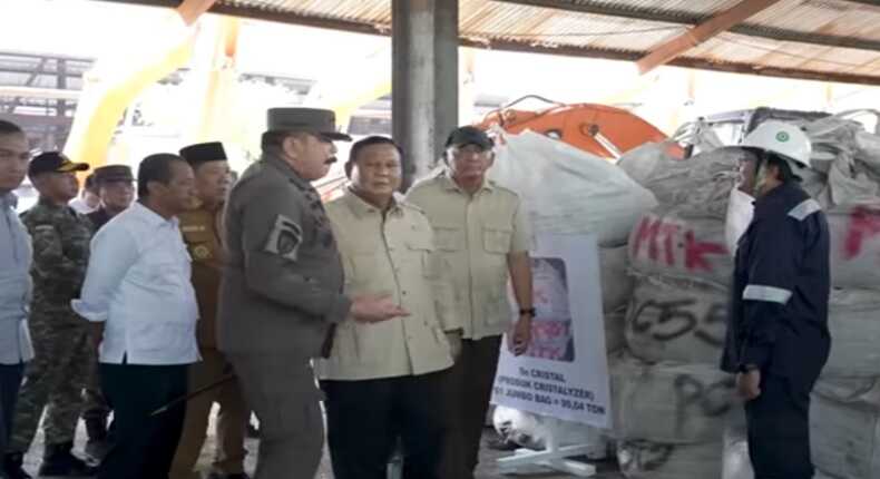 Presiden Prabowo Subianto meninjau aset barang rampasan negara yang diserahkan kepada PT Timah Tbk di Pangkal Pinang, Bangka Belitung.