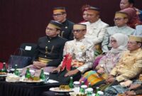 Putra Mahkota Kerajaan Gowa duduk di tengah mengenakan pakaian adat lengkap dengan keris.