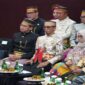 Putra Mahkota Kerajaan Gowa duduk di tengah mengenakan pakaian adat lengkap dengan keris.