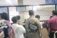 Antrean warga di depan loket pelayanan Samsat Makassar 1.