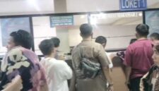 Antrean warga di depan loket pelayanan Samsat Makassar 1.