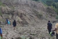 Warga dan petugas meninjau lokasi tambang galian C di Padang Pobbo, Barru yang diduga ilegal dan belum teregister di sistem MODI Kementerian ESDM.