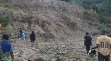 Warga dan petugas meninjau lokasi tambang galian C di Padang Pobbo, Barru yang diduga ilegal dan belum teregister di sistem MODI Kementerian ESDM.