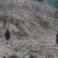 Warga dan petugas meninjau lokasi tambang galian C di Padang Pobbo, Barru yang diduga ilegal dan belum teregister di sistem MODI Kementerian ESDM.