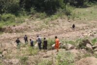 Warga Padang Pobbo meninjau lokasi tambang galian C di Kecamatan Mallusetasi, Kabupaten Barru, yang diduga beroperasi tanpa izin dan menyebabkan kerusakan lingkungan.