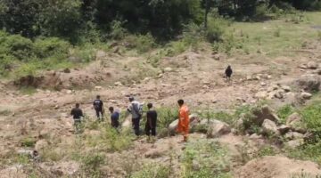 Warga Padang Pobbo meninjau lokasi tambang galian C di Kecamatan Mallusetasi, Kabupaten Barru, yang diduga beroperasi tanpa izin dan menyebabkan kerusakan lingkungan.