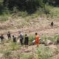 Warga Padang Pobbo meninjau lokasi tambang galian C di Kecamatan Mallusetasi, Kabupaten Barru, yang diduga beroperasi tanpa izin dan menyebabkan kerusakan lingkungan.