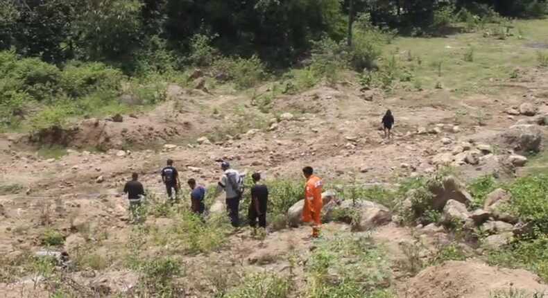 Warga Padang Pobbo meninjau lokasi tambang galian C di Kecamatan Mallusetasi, Kabupaten Barru, yang diduga beroperasi tanpa izin dan menyebabkan kerusakan lingkungan.
