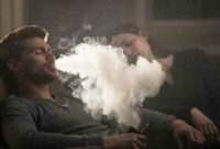Seorang pria menghisap vape ilegal berisi obat bius, sementara wanita di sampingnya terlihat tertidur (foto ilustrasi).