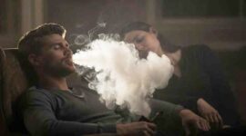 Seorang pria menghisap vape ilegal berisi obat bius, sementara wanita di sampingnya terlihat tertidur (foto ilustrasi).