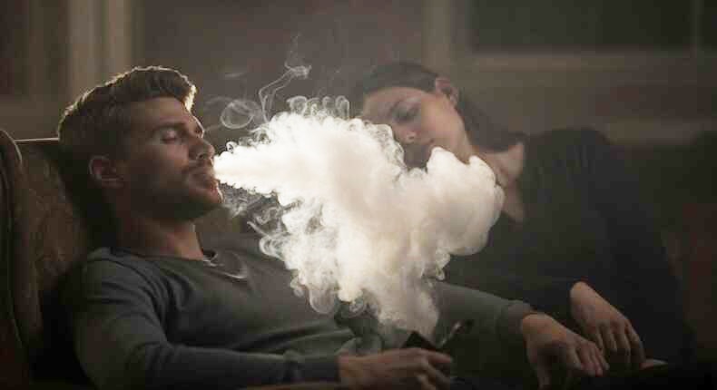 Seorang pria menghisap vape ilegal berisi obat bius, sementara wanita di sampingnya terlihat tertidur (foto ilustrasi).