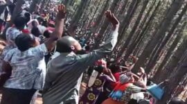 Tangkapan layar video viral - Ratusan warga Uganda yang mempercayai ramalan kiamat rela meninggalkan rumah, pekerjaan, bahkan seluruh harta benda mereka untuk berkumpul di sebuah hutan terpencil.