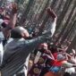 Tangkapan layar video viral - Ratusan warga Uganda yang mempercayai ramalan kiamat rela meninggalkan rumah, pekerjaan, bahkan seluruh harta benda mereka untuk berkumpul di sebuah hutan terpencil.