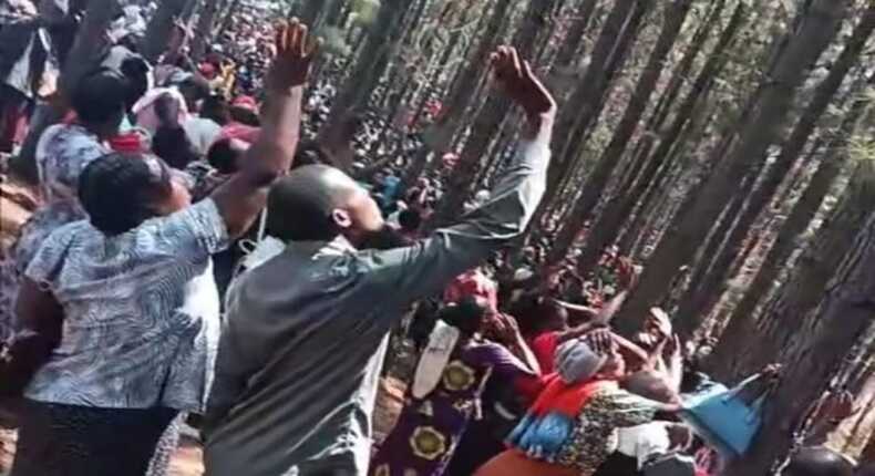 Tangkapan layar video viral - Ratusan warga Uganda yang mempercayai ramalan kiamat rela meninggalkan rumah, pekerjaan, bahkan seluruh harta benda mereka untuk berkumpul di sebuah hutan terpencil.