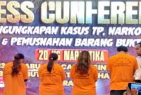 Empat tersangka jaringan perdagangan anak lintas provinsi ditampilkan saat konferensi pers pengungkapan kasus oleh Polda Sulsel di Makassar, Senin (10/11/2025).