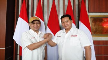 Ketua Umum DPP Garuda AstaCita Nusantara (GAN), Muhammad Burhanuddin (kiri)