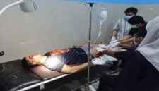 Kepala Kantor Pos Takalar, Suwanto Tahir, sedang mendapatkan perawatan medis di rumah sakit usai mengalami pembacokan.