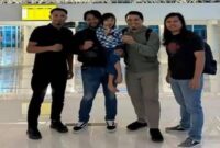 Bilqis saat dipulangkan dari Jambi ke Makassar, digendong oleh polisi yang menjemputnya. Wajah ceria Bilqis terlihat saat berfoto bersama aparat sebelum kembali ke pelukan keluarganya.