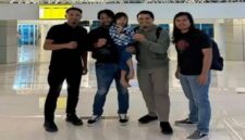 Bilqis saat dipulangkan dari Jambi ke Makassar, digendong oleh polisi yang menjemputnya. Wajah ceria Bilqis terlihat saat berfoto bersama aparat sebelum kembali ke pelukan keluarganya.